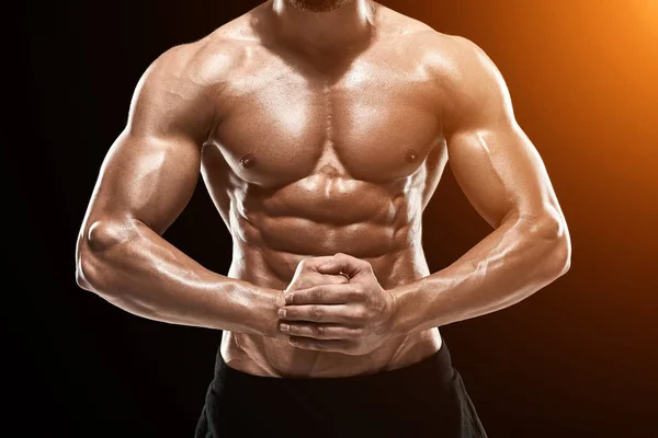Sehr muskulöser Mann posiert mit nacktem Oberkörper im Studio — Stockfoto