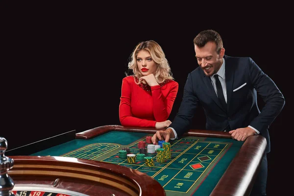 Pareja jugando a la ruleta gana en el casino . — Foto de Stock