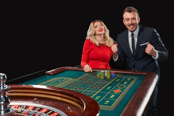 Pareja jugando a la ruleta gana en el casino . — Foto de Stock