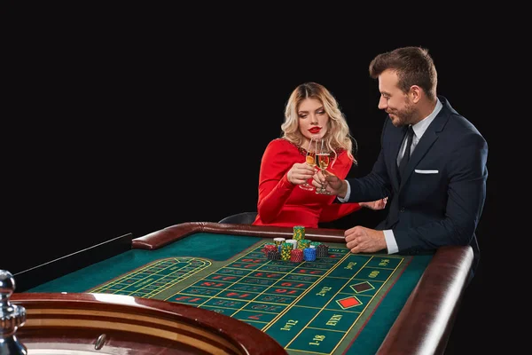 Pareja jugando a la ruleta gana en el casino . — Foto de Stock