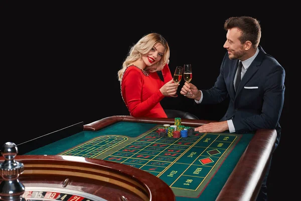 Paar spielt Roulette gewinnt im Casino. — Stockfoto