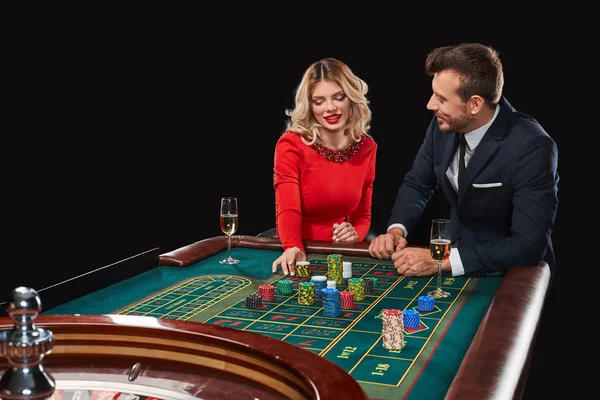 Paar spelen roulette bij het casino wint. — Stockfoto