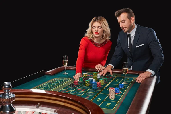 Paar spielt Roulette gewinnt im Casino. — Stockfoto