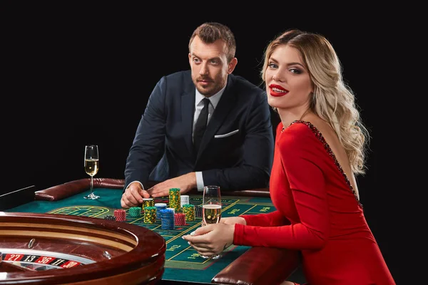 Vítězí dvojice hraní rulety v kasinu. — Stock fotografie