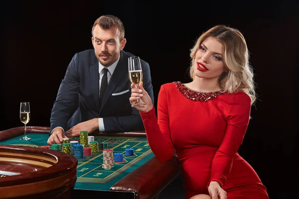 Pareja jugando a la ruleta gana en el casino . — Foto de Stock