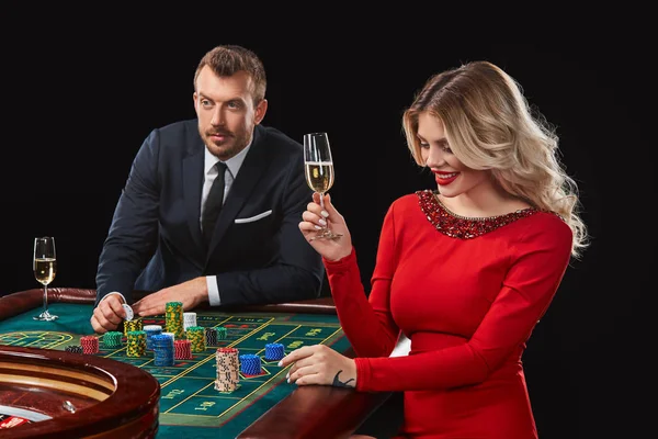 Pareja jugando a la ruleta gana en el casino . — Foto de Stock