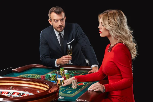 Pareja jugando a la ruleta gana en el casino . — Foto de Stock