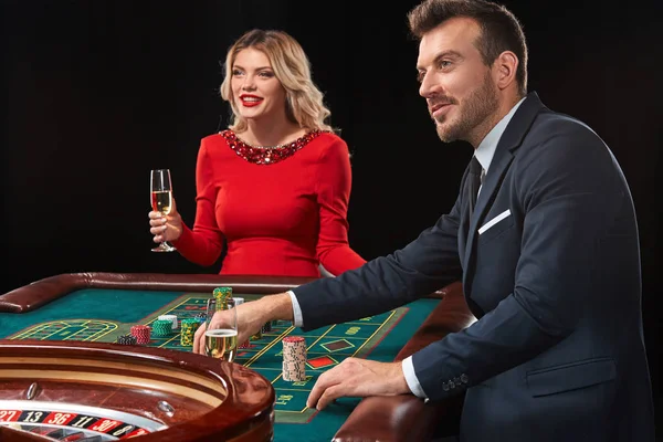 Pareja jugando a la ruleta gana en el casino . — Foto de Stock