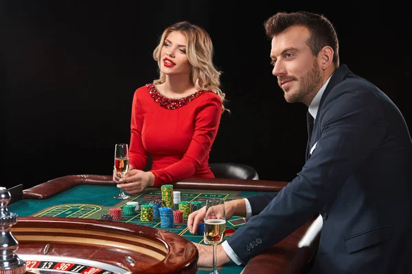 Pareja jugando a la ruleta gana en el casino . — Foto de Stock