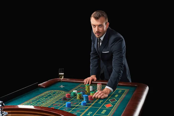 Mann im Anzug spielt Roulette. Spielsucht. — Stockfoto