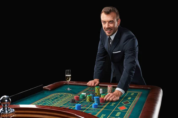 Mann im Anzug spielt Roulette. Spielsucht. — Stockfoto