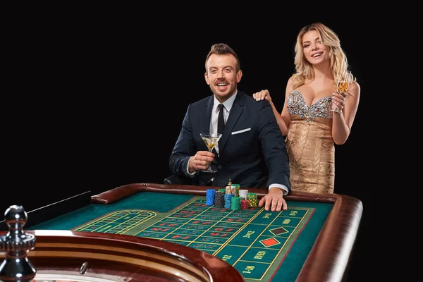 Pareja jugando a la ruleta gana en el casino . — Foto de Stock