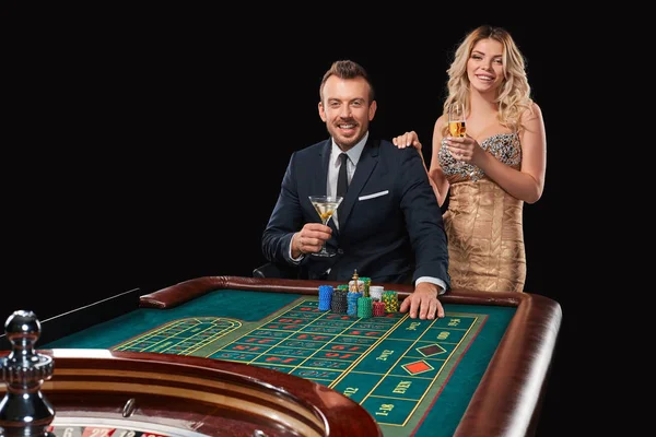 Pareja jugando a la ruleta gana en el casino . — Foto de Stock