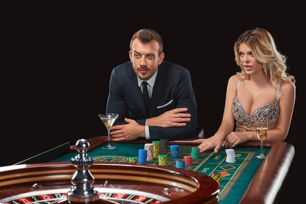 Pareja jugando a la ruleta gana en el casino . — Foto de Stock