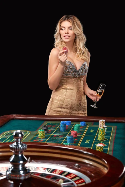 Akıllı giysili bir kadına rulet oynar. — Stok fotoğraf