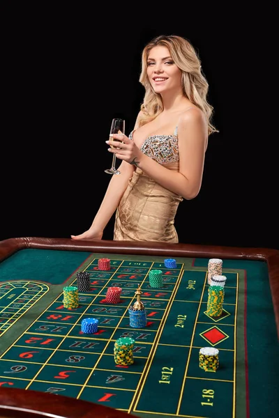 Жінка в розумній сукні грає в рулетку . — стокове фото