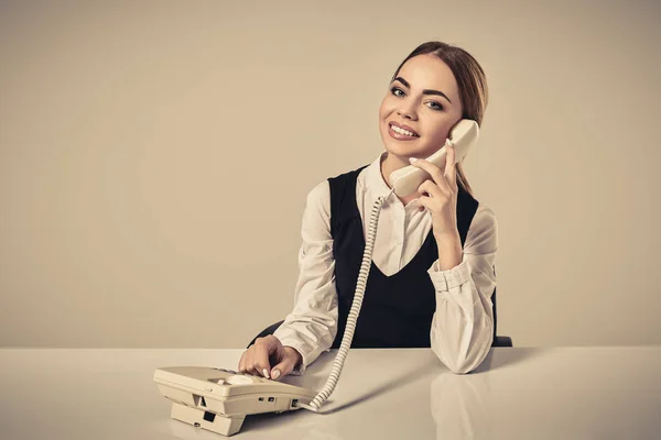 Retrato de jovem secretária atender telefone — Fotografia de Stock