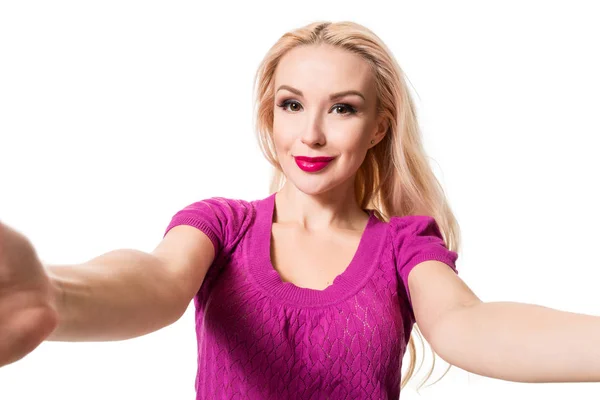 Blondýnka dělá selfie na izolované bílém pozadí. Fotografování snímku. — Stock fotografie