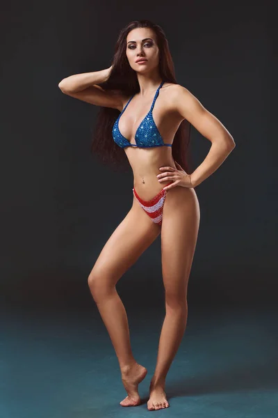 Sexy jonge vrouw in erotisch fetish dragen dansende striptease in nachtclub. Naakt sexy vrouw in Toon pak. — Stockfoto