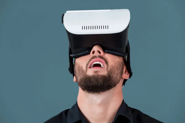 Joven emocionado con gafas de realidad virtual —  Fotos de Stock