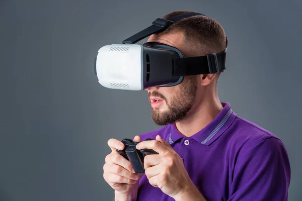 Άνθρωπος στο στούντιο φορώντας ακουστικά εικονικής πραγματικότητας παίζοντας παιχνίδι — Φωτογραφία Αρχείου