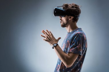 Genç bir adam bir Vr kulaklık kullanarak yan görünüm. Duygular
