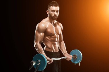 Kaslı adam koyu arka plan üzerinde ağırlık kaldırma