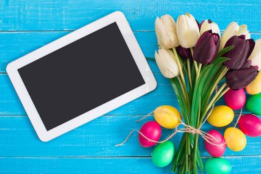 Paskalya yumurtaları ve Lale mavi rustik ahşap plakalar üzerinde