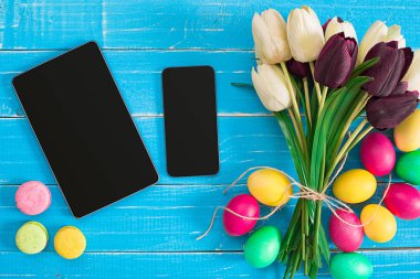 Paskalya yumurtaları ve Lale mavi ahşap plakalar üzerinde