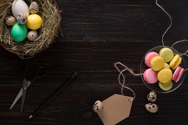 Yuvaya koyu ahşap tahta üzerinde renkli Paskalya yortusu yumurta.