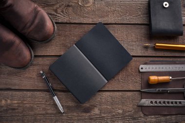 Deri ürünler. İş yerinde usta bir atölye. Üstten Görünüm