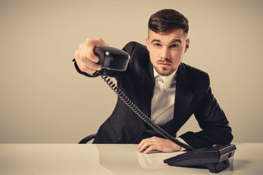 Telefon elinde tutan çekici işadamı portresi