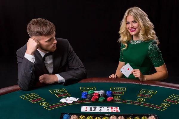 カップル テーブルでポーカーをプレイ. — ストック写真