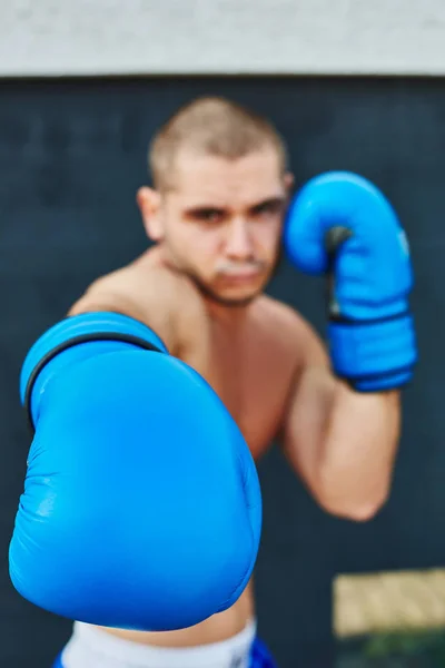 Boxer em luvas azuis — Fotografia de Stock