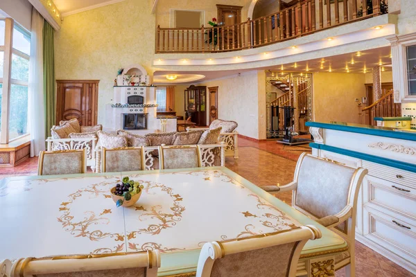 Oturma odasında lüks yeni ev