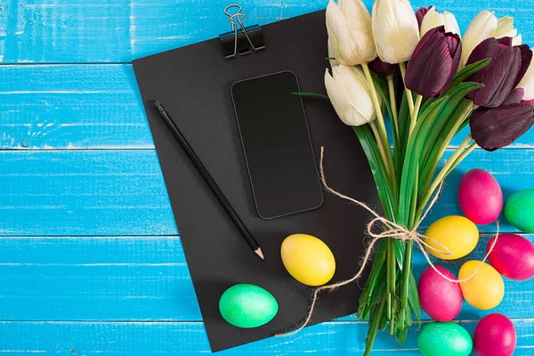 Paskalya yumurtaları ve Lale mavi ahşap plakalar üzerinde