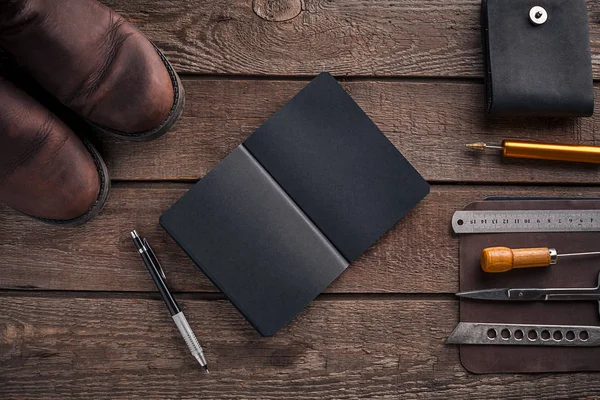 Deri ürünler. İş yerinde usta bir atölye. Üstten Görünüm