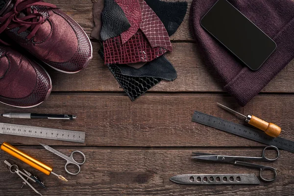 Deri işçiliği. Araçlar düz hala hayat yatıyordu