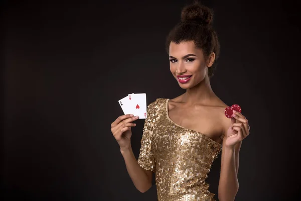 Žena vyhrál - mladá žena v elegantní zlaté šaty hospodářství dvě esa a dvě červené žetony, poker ACE karetní kombinace. — Stock fotografie