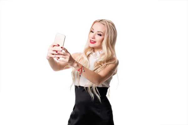 Ξανθιά κάνει selfie σε απομονωμένες άσπρο φόντο — Φωτογραφία Αρχείου