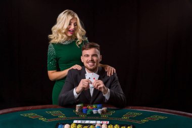 Bir çift as gösterilen poker oyuncusu