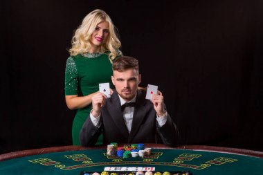 Bir çift as gösterilen poker oyuncusu