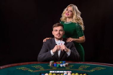 Bir çift as gösterilen poker oyuncusu