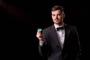 kumar için fiş ile poz elbiseli adam