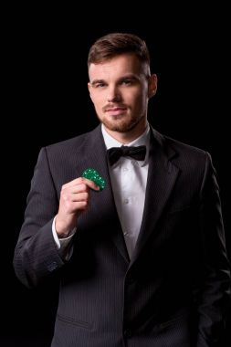 kumar için fiş ile poz elbiseli adam