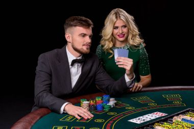 Genç, kendine güvenen, dostum poker oyunu oynarken hes süre bayanla görüntülemek.