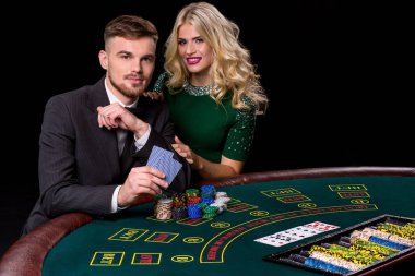 Genç, kendine güvenen, dostum poker oyunu oynarken hes süre bayanla görüntülemek.