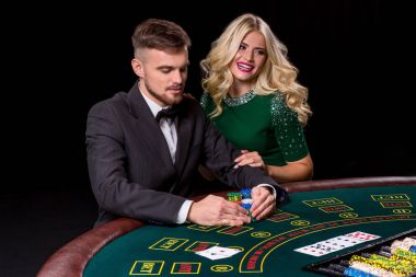 Genç, kendine güvenen, dostum poker oyunu oynarken hes süre bayanla görüntülemek.