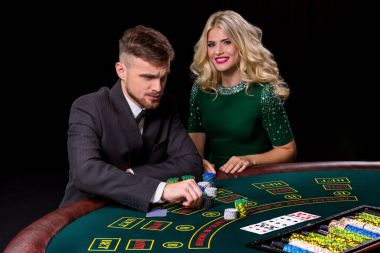 Genç, kendine güvenen, dostum poker oyunu oynarken hes süre bayanla görüntülemek.
