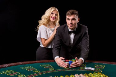 Genç, kendine güvenen, dostum poker oyunu oynarken hes süre bayanla görüntülemek.